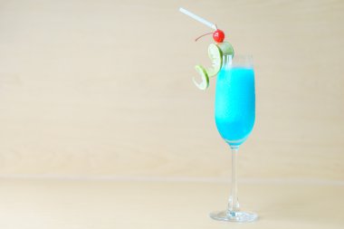 Mavi kamikaze kokteyl 