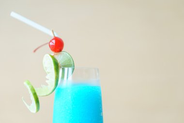 Mavi kamikaze kokteyl 