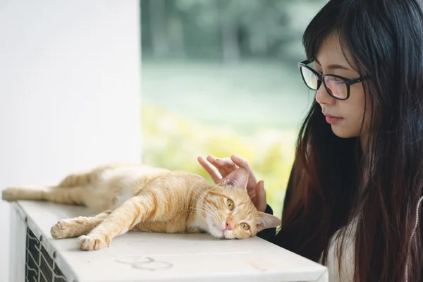 Aziatisch meisje spelen met kat — Stockfoto