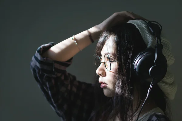 Asian girl with earphones — Stock Photo, Image