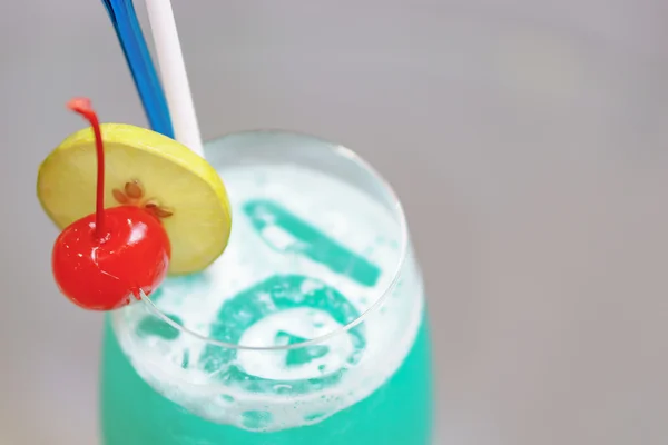 Klassischer blauer Hawaii-Cocktail — Stockfoto