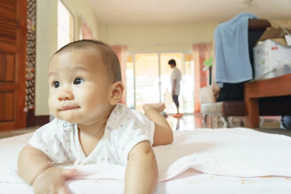 Asiatico bambino sdraiato su stomaco — Foto Stock