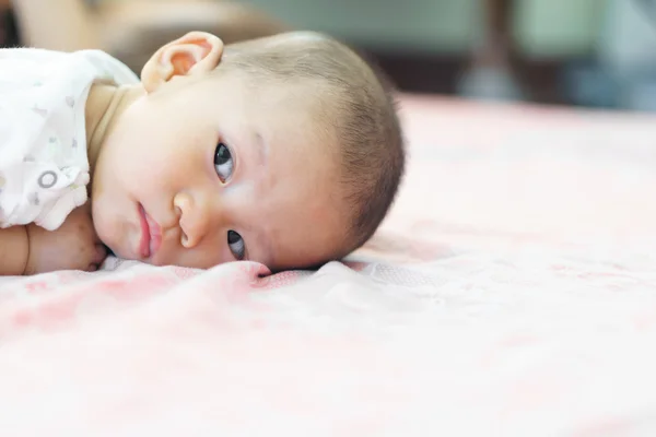 Азіатський дитину лежачи на животі — стокове фото