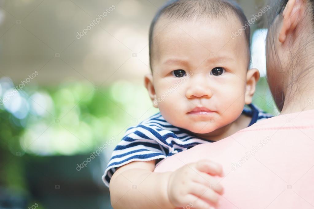Asiatische Mutter Rote Lutschen