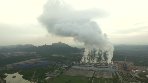 Luchtfoto van de elektriciteitscentrale — Stockvideo