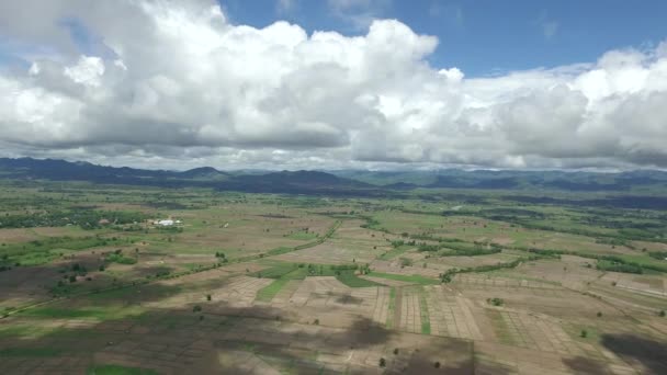 Tiro aéreo de céu azul no campo — Vídeo de Stock