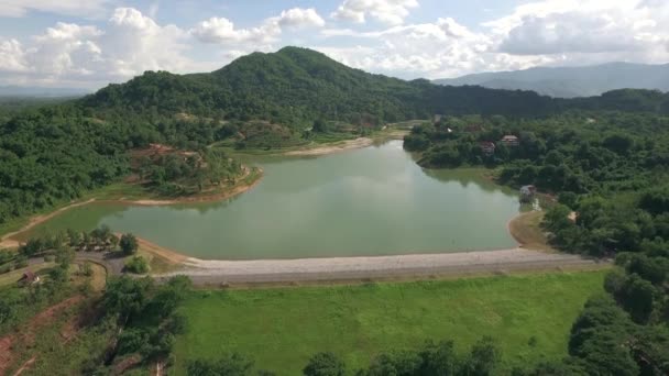 Luchtfoto van grote reservoir — Stockvideo