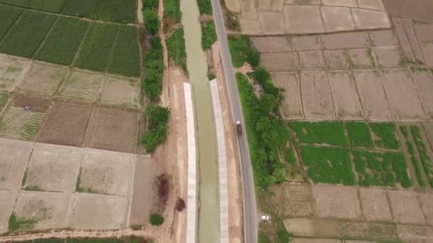 Tiro aéreo de caminhão dirigindo na estrada rural — Vídeo de Stock