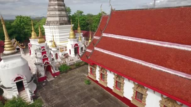 Luftaufnahme einer Pagode am öffentlichen Tempel in Thailand — Stockvideo