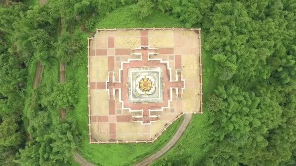 Foto aérea de gran pagoda en la cima de la montaña — Vídeos de Stock