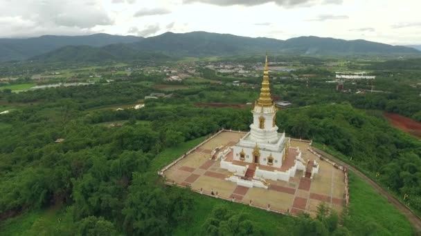Foto aérea de gran pagoda en la cima de la montaña — Vídeo de stock
