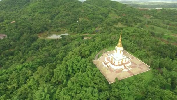 Antenn skott av stora pagoda på toppen av berget — Stockvideo