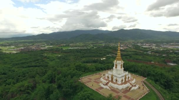Foto aérea de gran pagoda en la cima de la montaña — Vídeos de Stock