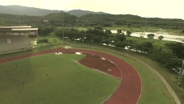 Een stadion in de buurt van rijst veld — Stockvideo