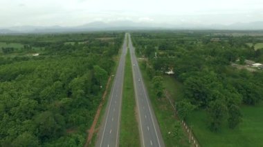 Güneş battıktan sonra yeşil ülke karayolu