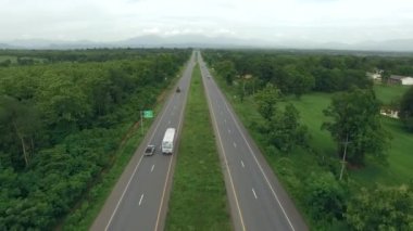 Güneş battıktan sonra yeşil ülke karayolu