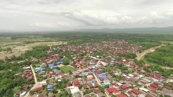Plano aéreo de pueblo rural asiático con escuela y templo en el centro — Vídeo de stock