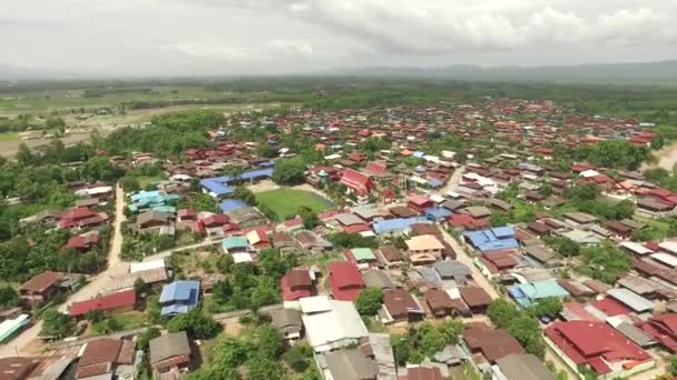 Letecký snímek asijské malé vesničky se školou a chrám v centru — Stock video