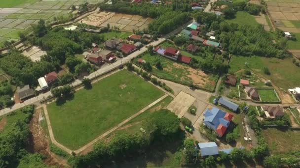 Fotografia aérea da aldeia rural asiática com escola e templo no centro — Vídeo de Stock