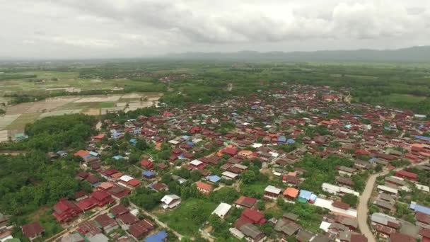 Luchtfoto van Aziatische landelijk dorp met school en tempel in het centrum — Stockvideo