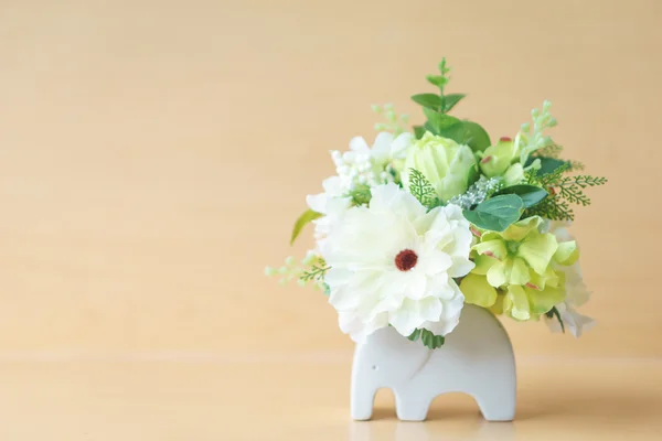 Flor artificial em vaso de elefante — Fotografia de Stock