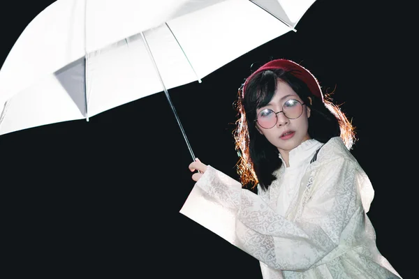 우산을 든 아시아인 소녀 — 스톡 사진