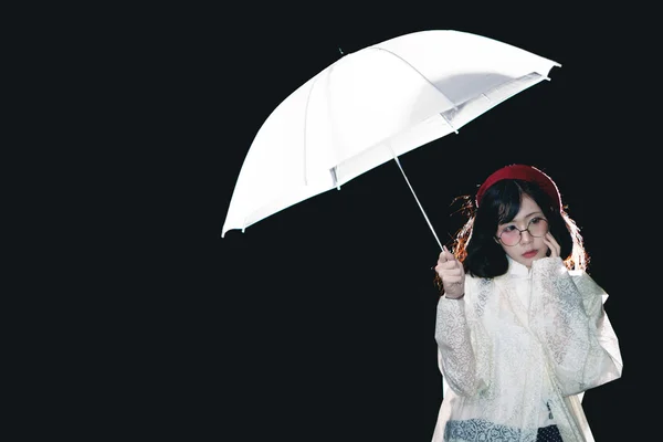 Азиатка с зонтиком — стоковое фото