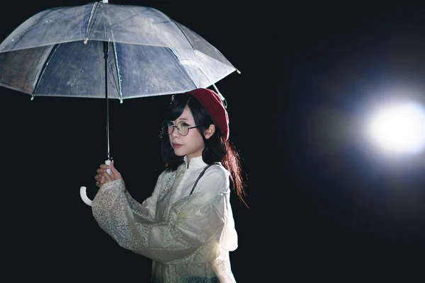 Menina asiática com guarda-chuva — Fotografia de Stock