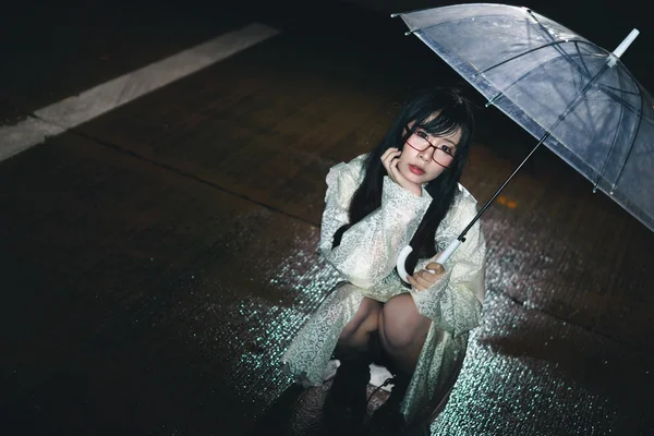 Азіатська дівчина з парасолькою — стокове фото