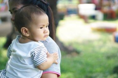 Asyalı anne ve oğlu