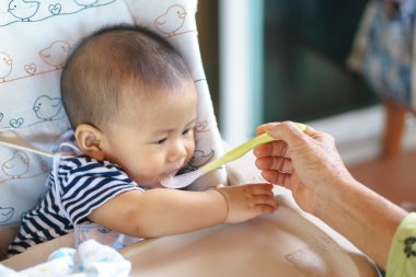 Asya bebek beslenme saati