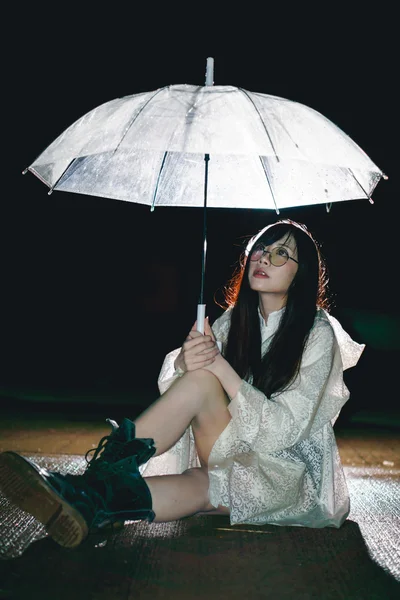 Азиатка с зонтиком — стоковое фото