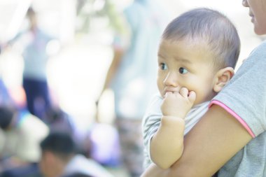 Asyalı anne ve oğlu