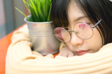 Asyalı kız bitki pot holding