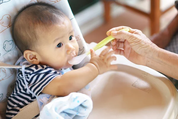 Asiatique bébé alimentation temps — Photo