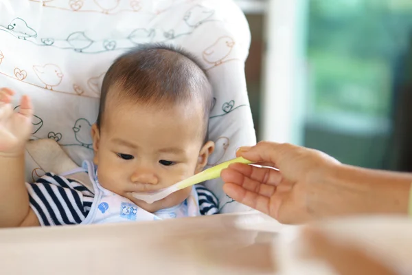 Asiático bebê alimentação tempo — Fotografia de Stock