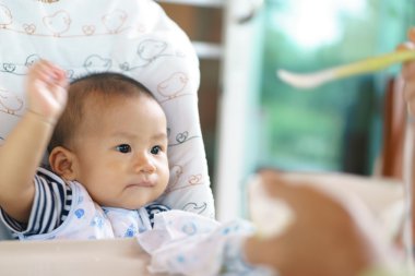 Asya bebek beslenme saati