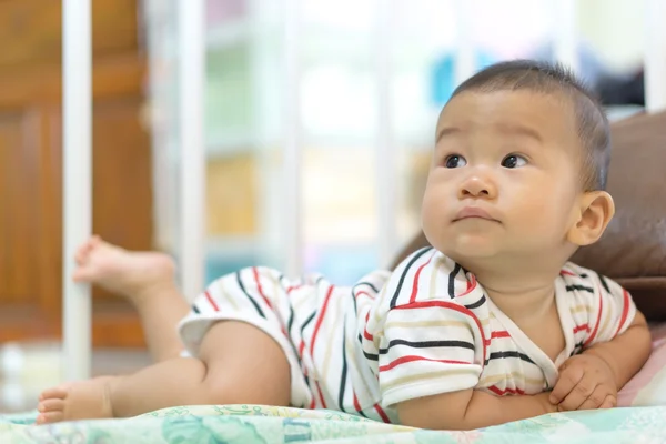 アジアの赤ちゃんベッドで遊ぶ — ストック写真