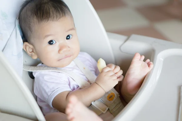 アジアの赤ちゃんの授乳時間 — ストック写真