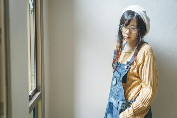 Asiática chica usando jean overoles —  Fotos de Stock