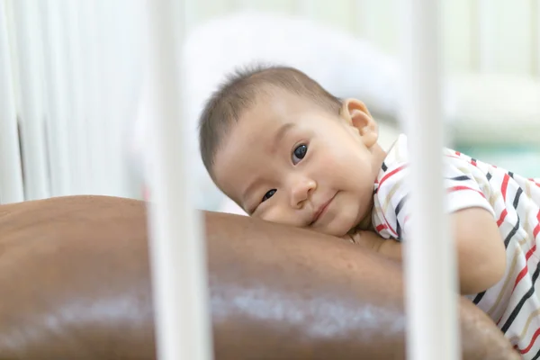 Asiático bebê brincando na cama — Fotografia de Stock