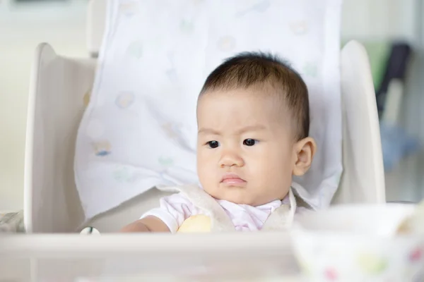 Asiático bebê alimentação tempo — Fotografia de Stock