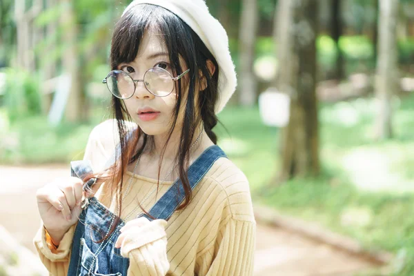 Menina asiática vestindo macacão jean — Fotografia de Stock