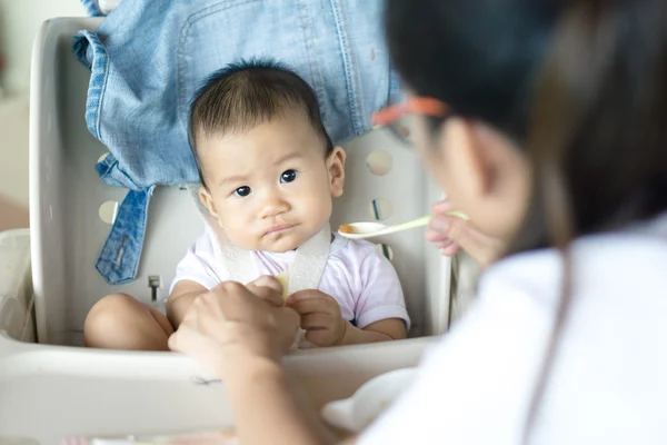 Азиатское время кормления детей — стоковое фото