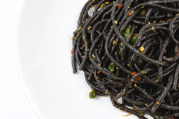 Chvíli míchejte smažené pikantní černé špagety — Stock fotografie