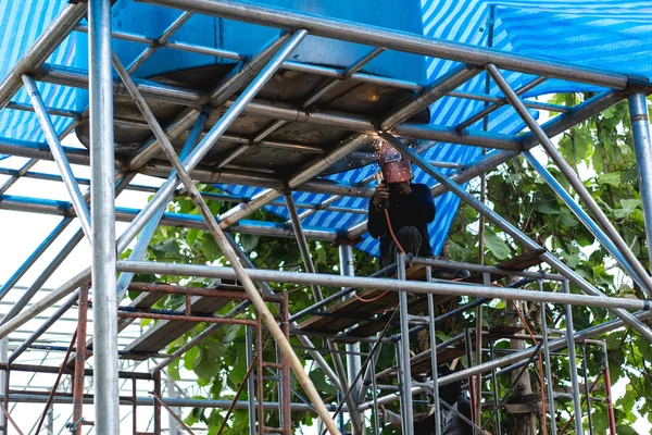 Thai arbejdskraft svejsning på stål - Stock-foto