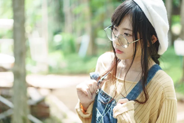 Asijská dívka, která nosí jean kombinézy — Stock fotografie