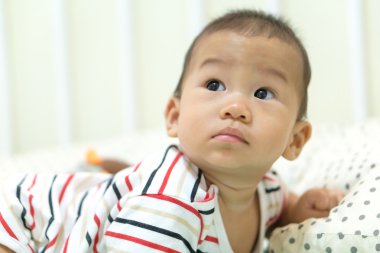 Asya bebek yatakta oynarken