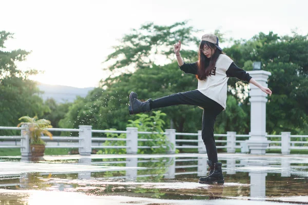 Азиатская девушка в стиле хип-хоп — стоковое фото