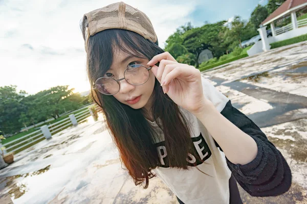 Asiatisk tjej i hip hop stil — Stockfoto